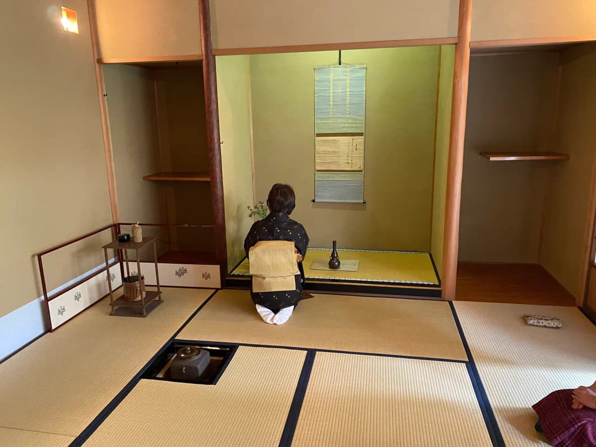 茶道場でのお点前風景